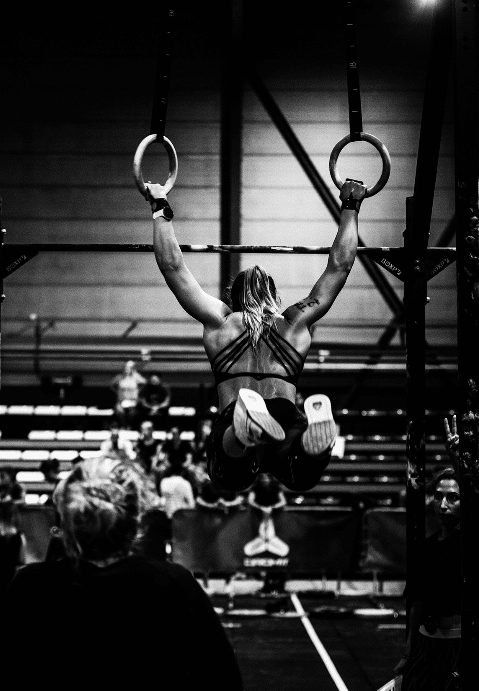 AThlete performing Russian Twist Workouts with muscle ups on the rings.