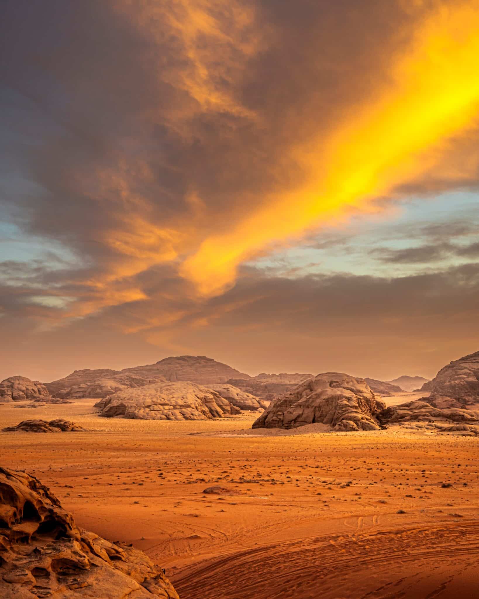 Female explorers in the desert