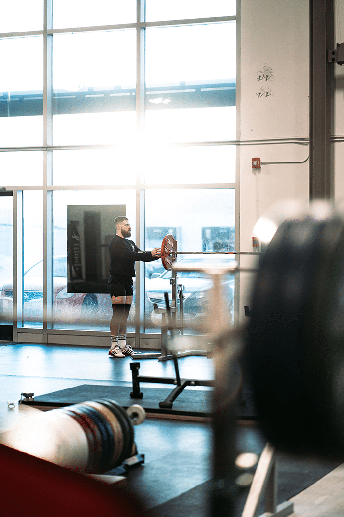 Man setting up barbell