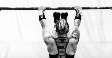 Woman-on-Pull-Up-Bar
