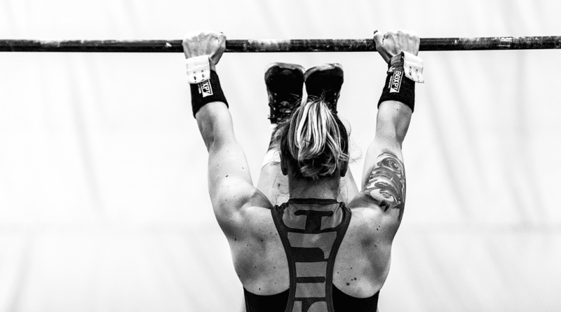 Woman-on-Pull-Up-Bar