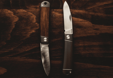 Knives-on-Wooden-Background
