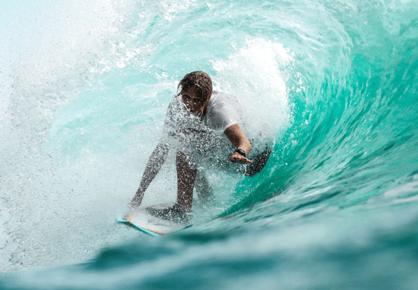 Helly Hansen Rashguard on surfer